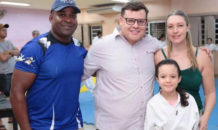 Alunos de karatê recebem novos kimonos em Castilho (SP)