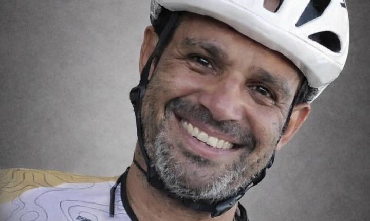 Ciclista Fabio Lopes é sepultado sob forte comoção em Andradina (SP)