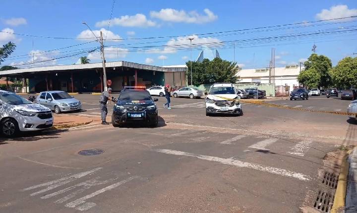 Colisão entre viatura da Saúde e carro de passeio mobiliza equipes e interdita rua em Castilho (SP)