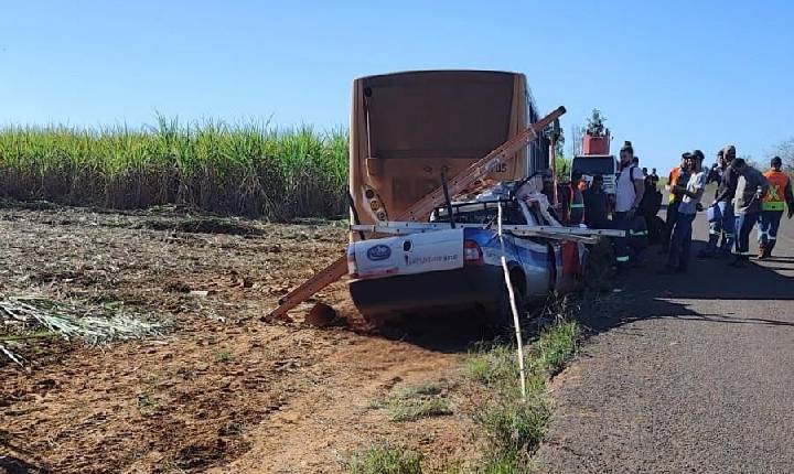 Dois homens morrem após carro bater na traseira de ônibus rural em vicinal sentido a Paulicéia (SP)