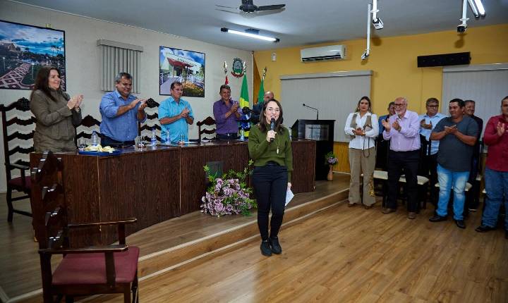 Em noite de homenagens, Deputada Federal Renata Abreu (Podemos) recebe o Título de Cidadã de Murutinga do Sul (SP)