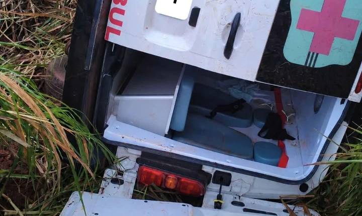 Gestante entra em trabalho de parto após capotamento de ambulância em Getulina (SP)