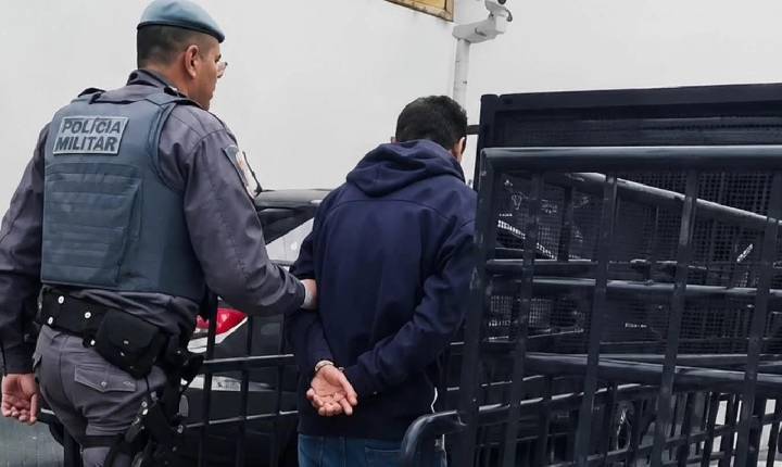 Homem é preso após assaltar farmácia armado com faca em Andradina (SP)