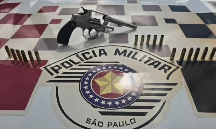 Homem é preso com revólver calibre 38 e munições dentro de veículo no Centro em Castilho (SP)