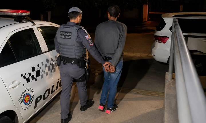 Homem é preso pela PM após furtar residência e tentar fugir pulando o muro do imóvel em Andradina (SP)