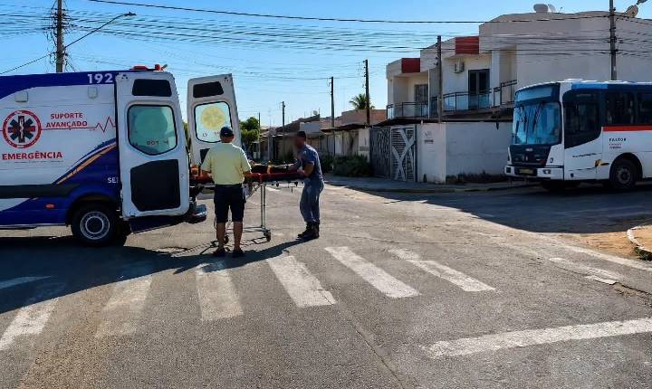 Idosa cai ao descer de ônibus, fica ferida e mobiliza equipe de resgate em Castilho (SP)