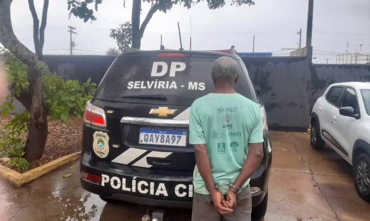 Idoso é preso por abusar sexualmente de enteadas e chamar colegas para também praticar o crime em Selvíria (MS)