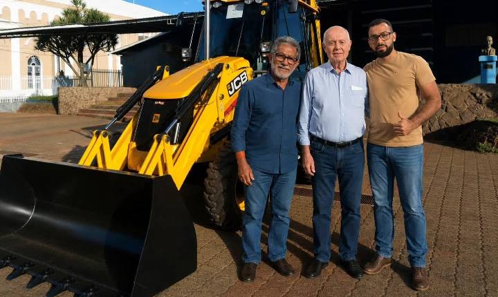 João do Espeto e o prefeito Paulo Boaventura conquistam retroescavadeira para Castilho (SP) com apoio do deputado Barros Munhoz