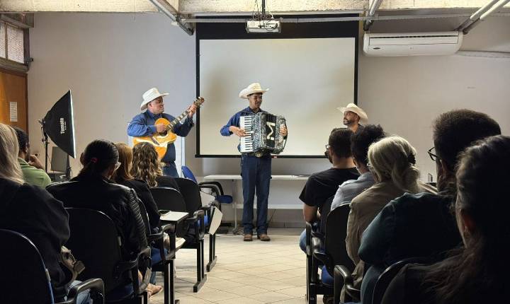 Jovem acordeonista de Castilho (SP) representa o município em encontro regional de educadores