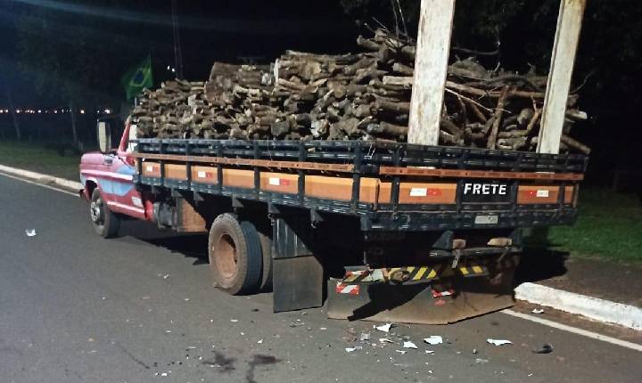Jovens ficam feridas após moto atingir traseira de caminhão estacionado no Anel Viário em Castilho (SP)