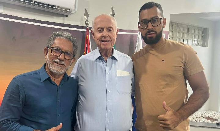 Paulo Boaventura e o vereador João do Espeto conquistam retroescavadeira com apoio do Deputado Estadual Barros Munhoz junto ao Governador Tarcísio