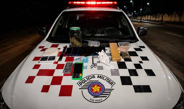 PM prende dupla com drogas, balanças de precisão, dinheiro, 13 celulares, e materiais para embalar entorpecentes em Pereira Barreto (SP)