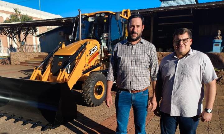 Prefeito João Gabriel entrega nova retroescavadeira e destaca fortalecimento da estrutura castilhense