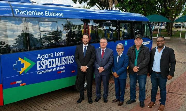 Prefeito Paulo Boaventura, Chicão, Lorinho, Felipe Alves e Edmilson Fom conquistam micro-ônibus por intermédio do Deputado Federal Rui Falcão (PT) com o Governo Federal em Brasília