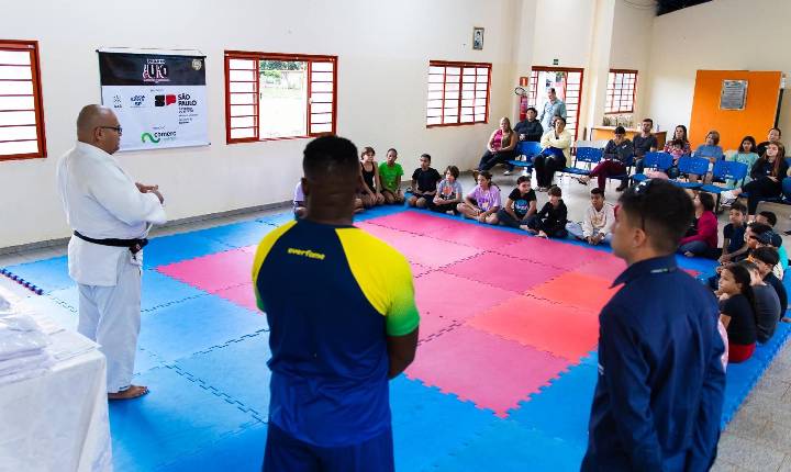 Projeto de Karatê recebe novos uniformes para alunos em Castilho (SP)