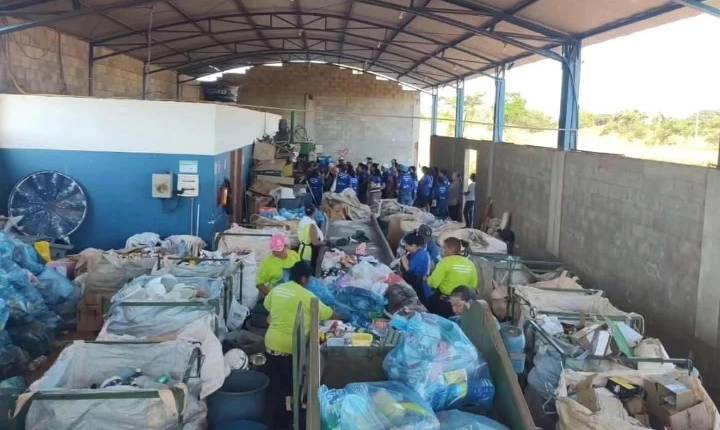 Secretaria de Meio Ambiente orienta uso correto do saco azul para coleta seletiva em Castilho (SP)
