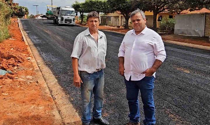 Sonho realizado: Prefeito Cristiano e Vice Kikão acompanham asfaltamento histórico na Vila Caneca