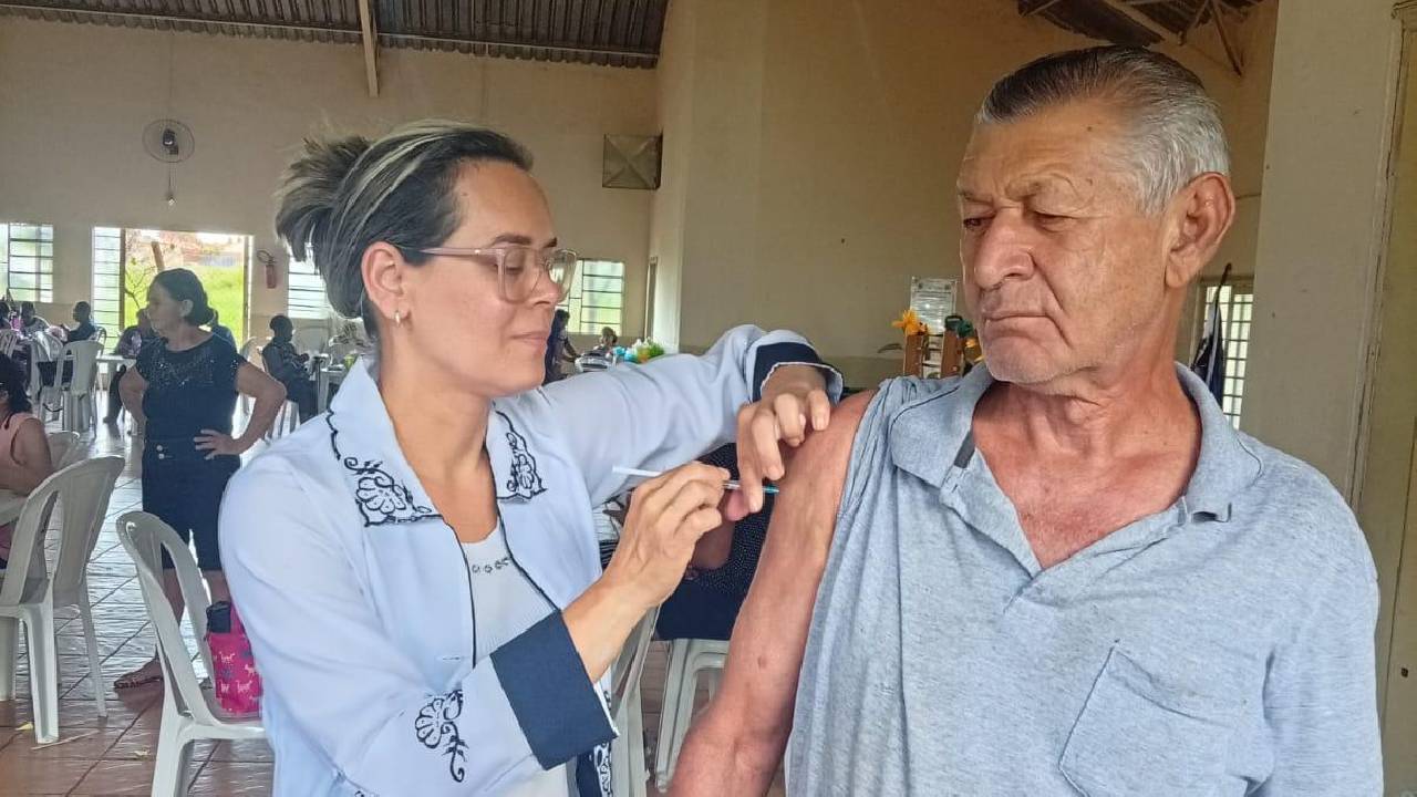 Vacinação contra Influenza reforça cuidado com idosos do grupo Reviver “Melhor Idade” em Castilho