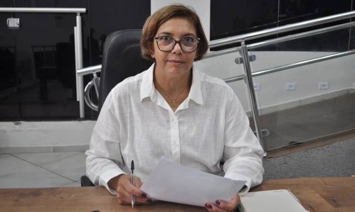 Valéria apresenta requerimento que cobra medidas judiciais contra a Expresso Adamantina em Castilho (SP)