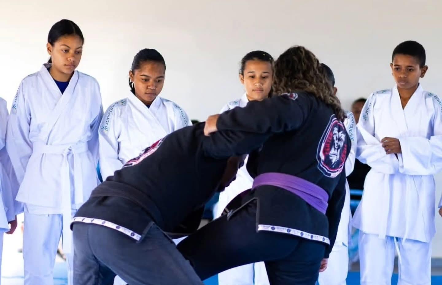 Alunos do Projeto de Jiu-Jitsu recebem kimonos para treinos em Castilho