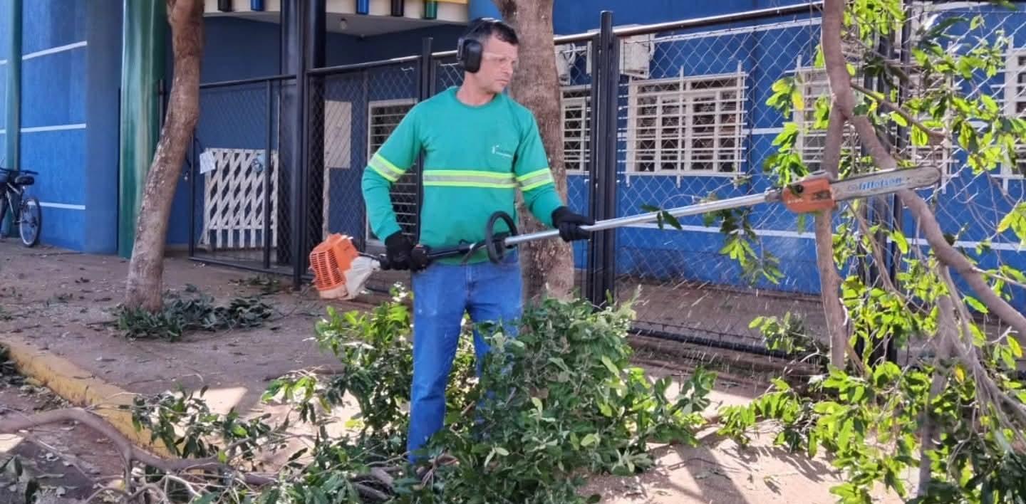 Equipe de jardinagem da prefeitura de Castilho realiza podas nas árvores e limpeza na Escolinha do Lápis