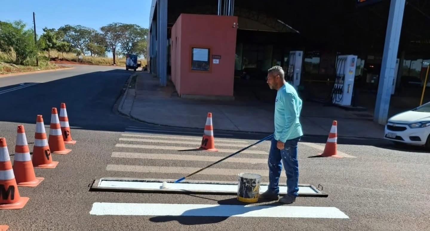 Equipe de pintura de Castilho mantém demarcações asfálticas e garante mais segurança no trânsito
