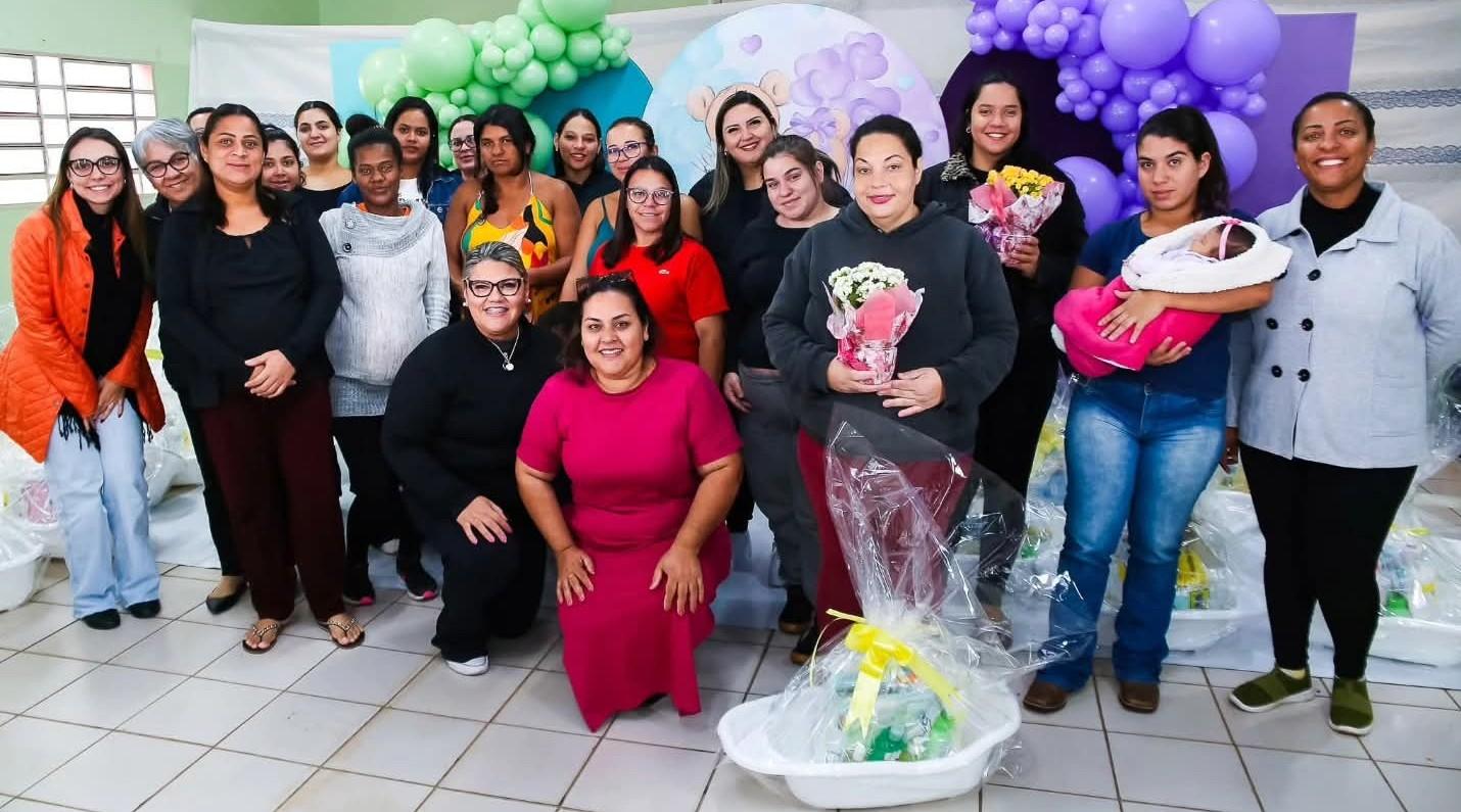 Parceria entre Assistência Social, Fundo Social e Saúde beneficia gestantes com kits bebê em Castilho