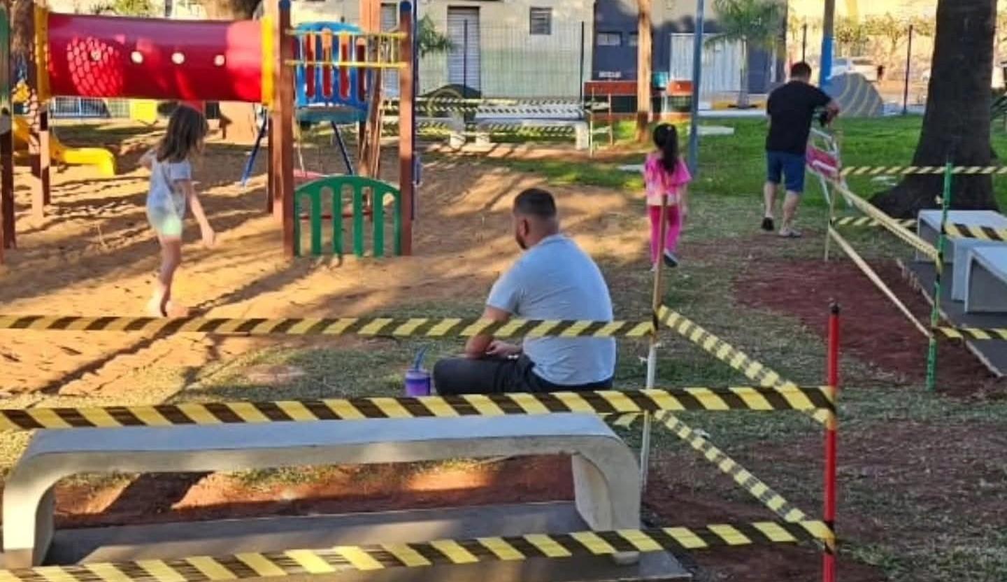 Prefeitura de Castilho instala novos bancos em parquinho da Praça da Matriz