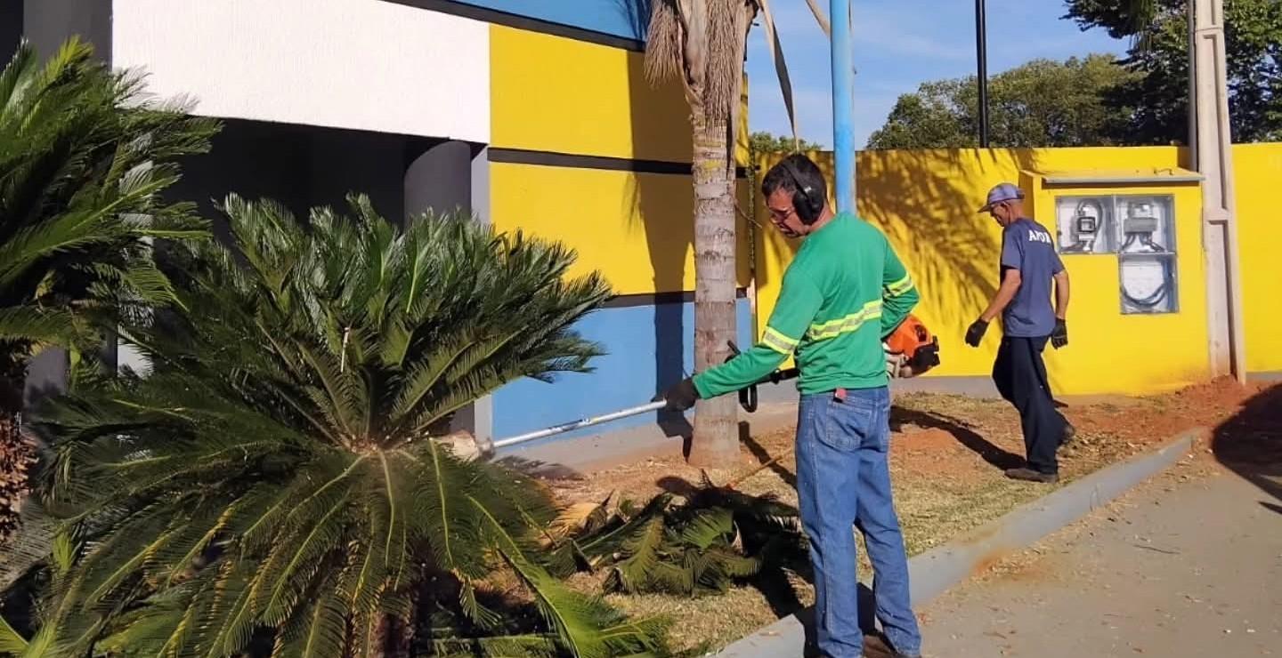 Secretaria de Obras de Castilho continua com os trabalhos de limpeza e organização em escolas e prédios públicos do município 