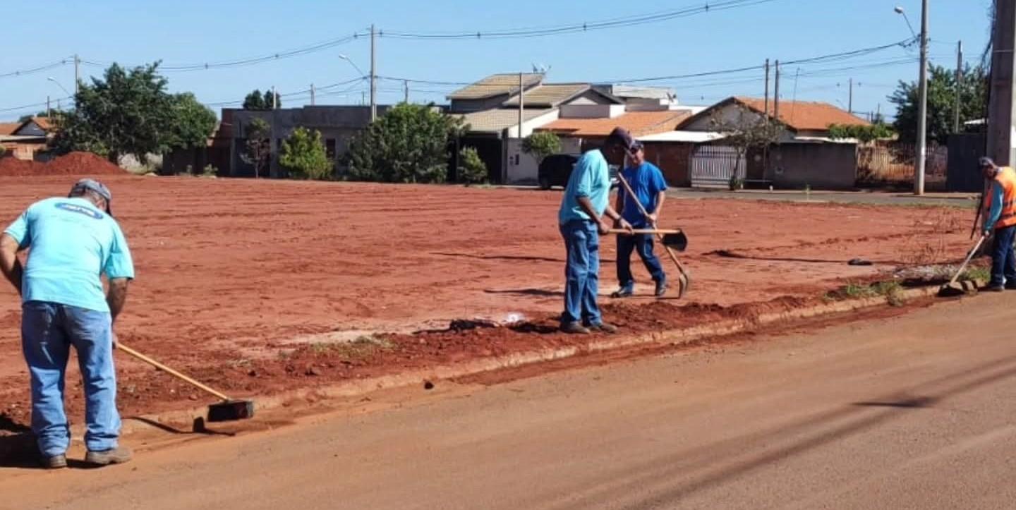 Secretaria de Obras de Castilho realiza trabalho de limpeza em diversos pontos da cidade
