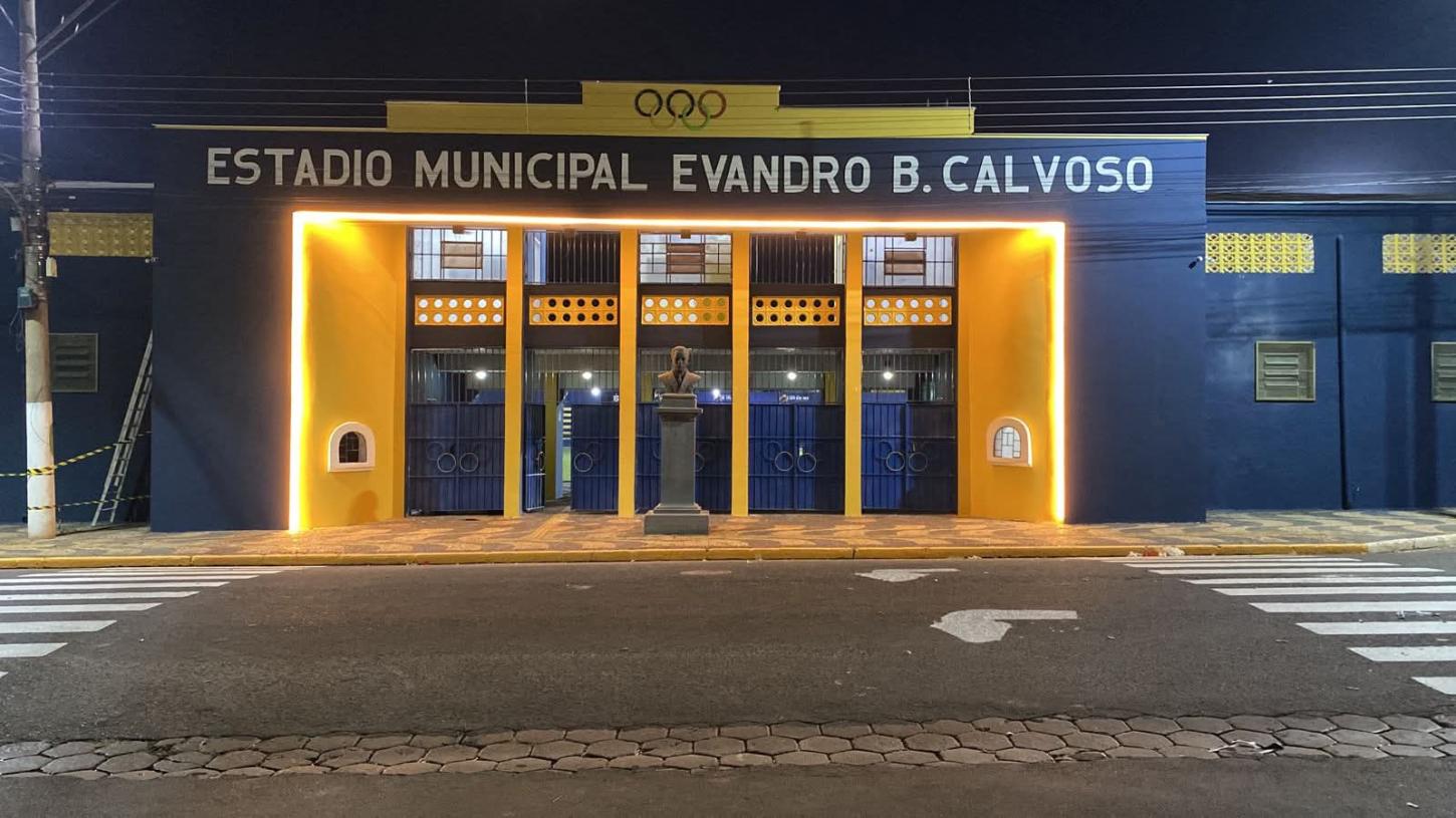 Vândalos destroem iluminação led da porta do estádio em Andradina
