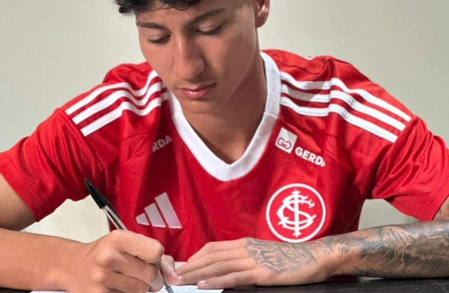 Jogador castilhense Victor Neves assina contrato profissional com o Internacional (RS) com multa rescisória de € 60 mi de Euros