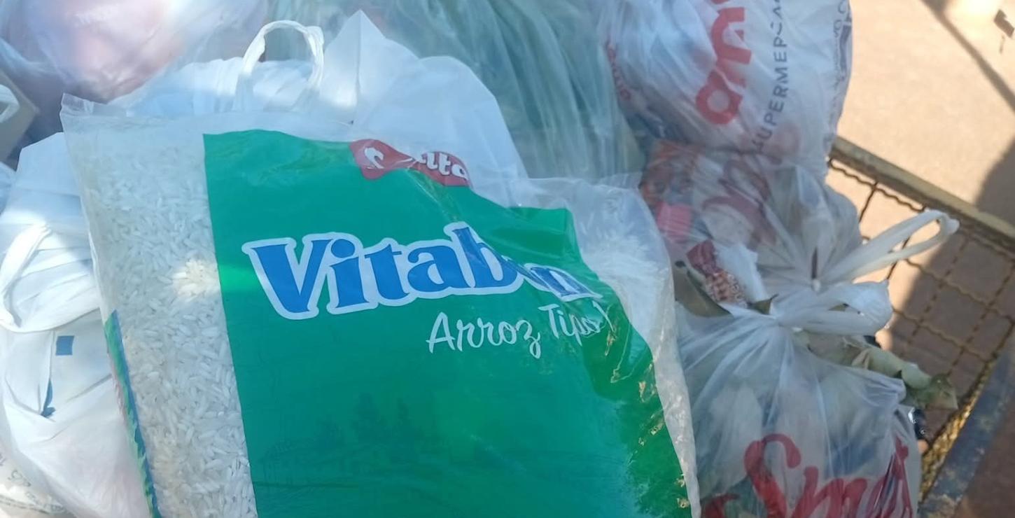 Moradora encontra pacote de arroz da cesta básica em lixeira em Castilho (SP)