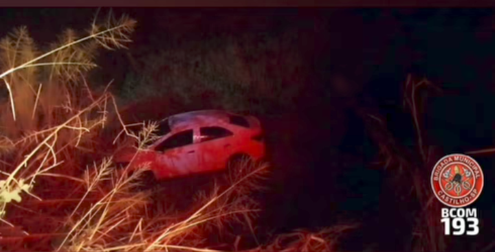 Motorista e passageiro ficam feridos ao cair com carro em ribanceira de ponte em Castilho (SP)