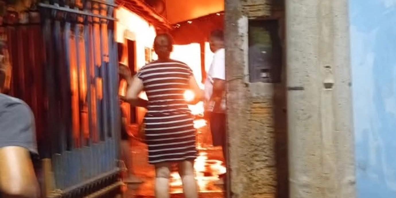 Incêndio destrói residência de família no bairro Leão I em Castilho (SP)