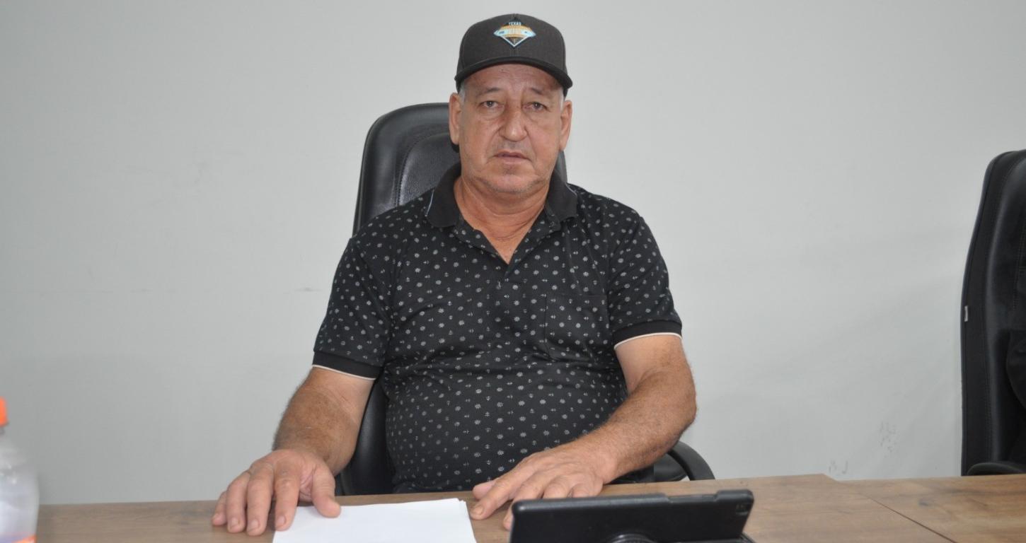 Lorinho pede bagacinho de cana para alimentar os animais dos assentados de Castilho (SP) 