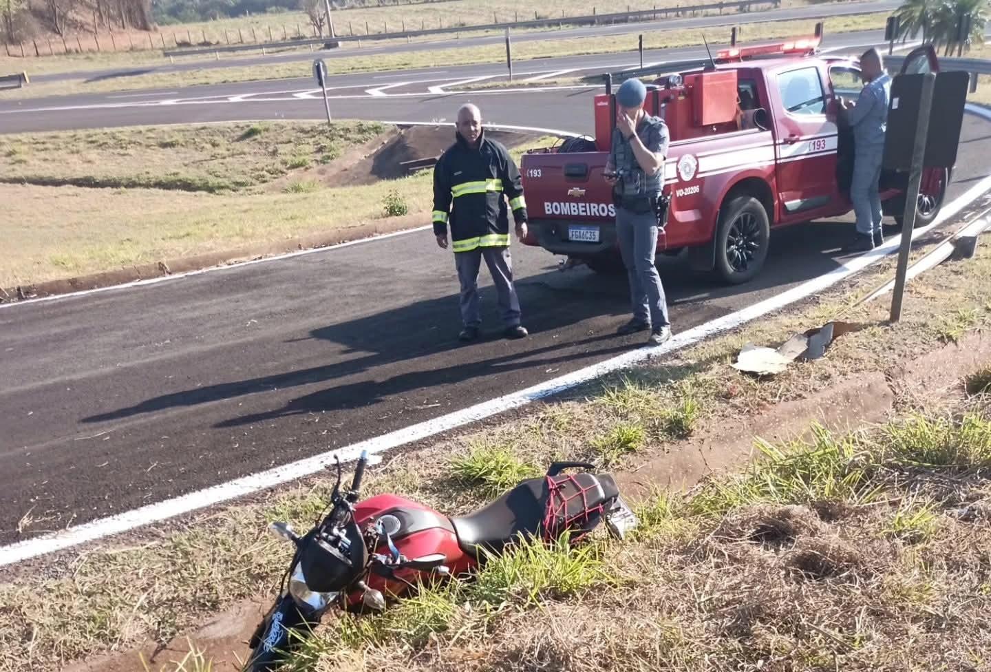 Motociclista fica ferido após cair da moto no trevo da entrada de Castilho (SP)