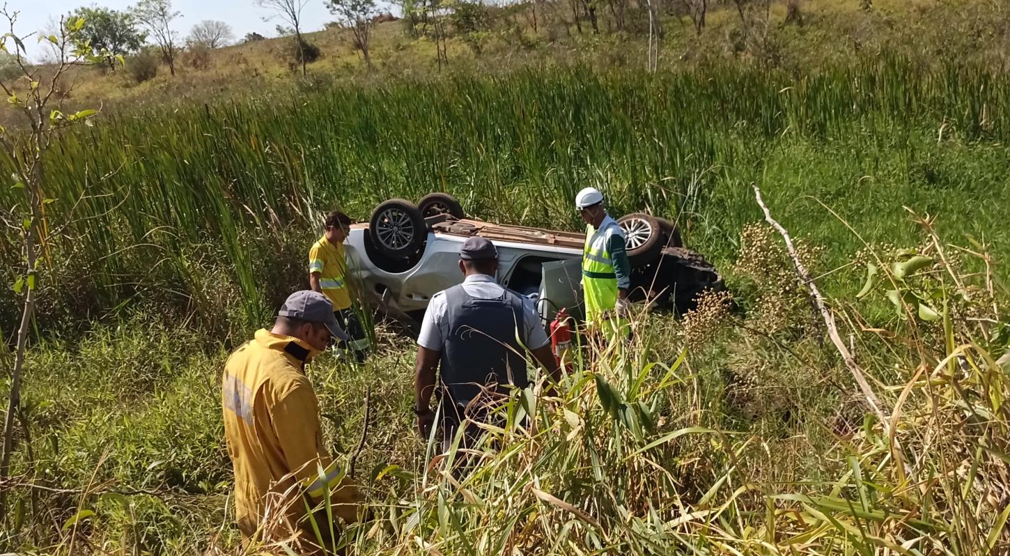 Motorista fica ferido após capotar o carro na Rodovia Marechal Rondon (SP-300) em Castilho (SP)