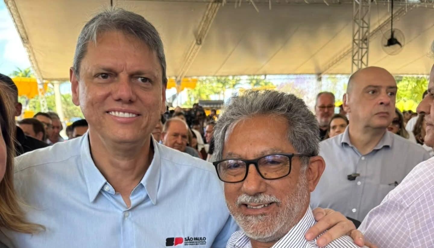 Paulo Boaventura comemora entrega de rolo compactador para Castilho (SP) em cerimônia com Governador Tarcísio de Freitas 