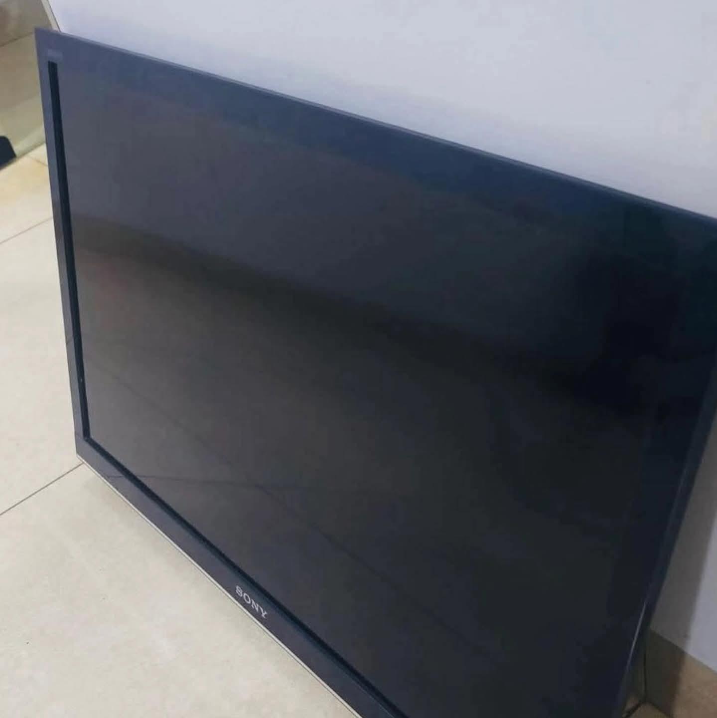 Dois homens com extensas fichas criminais por furtos são presos com televisão em Andradina (SP)