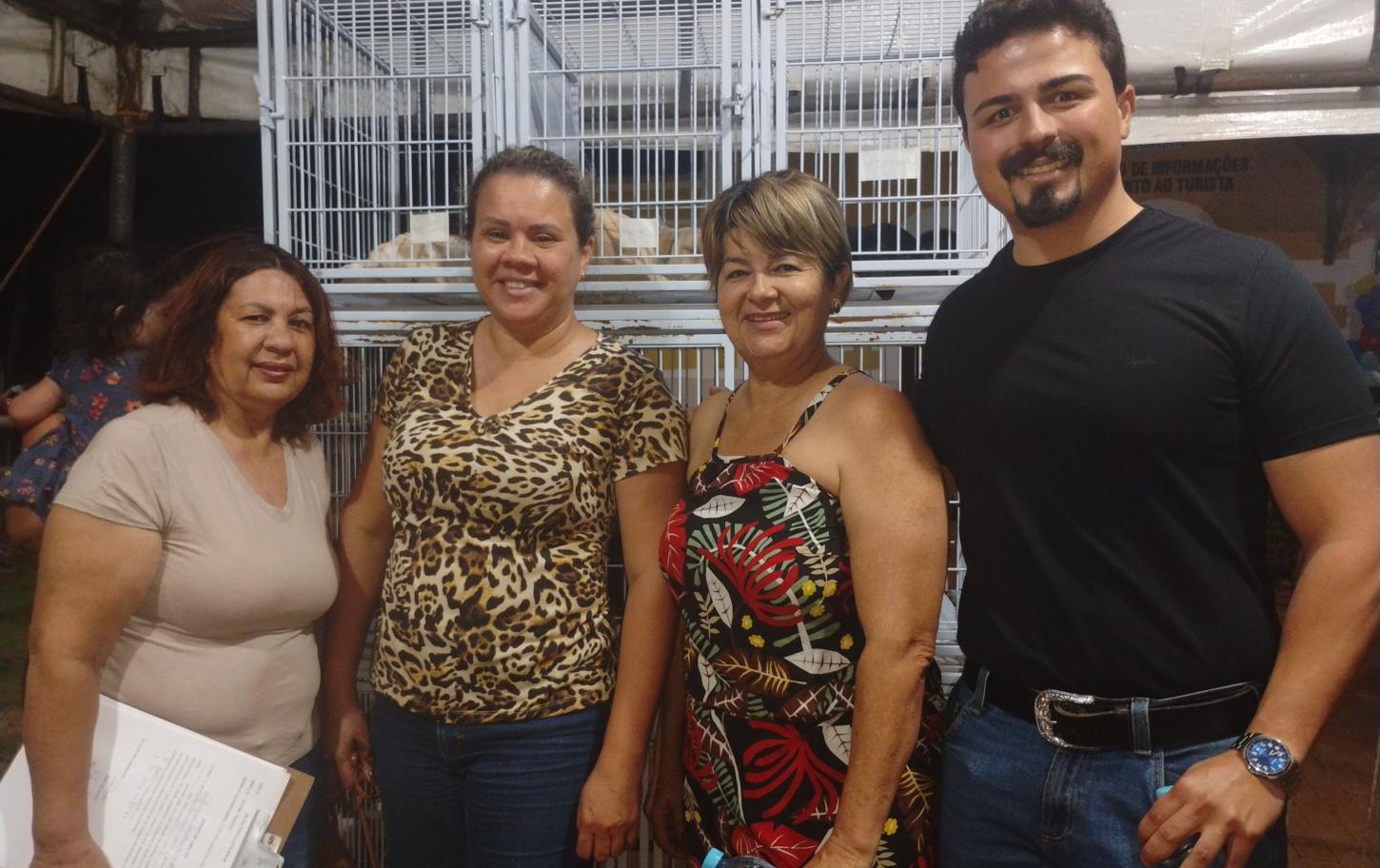 Festa das crianças também foi dia de adoção de animais em Castilho (SP)