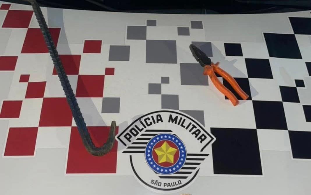 Homem é preso pela PM após invadir e ser flagrado dentro de estabelecimento comercial em Andradina (SP)