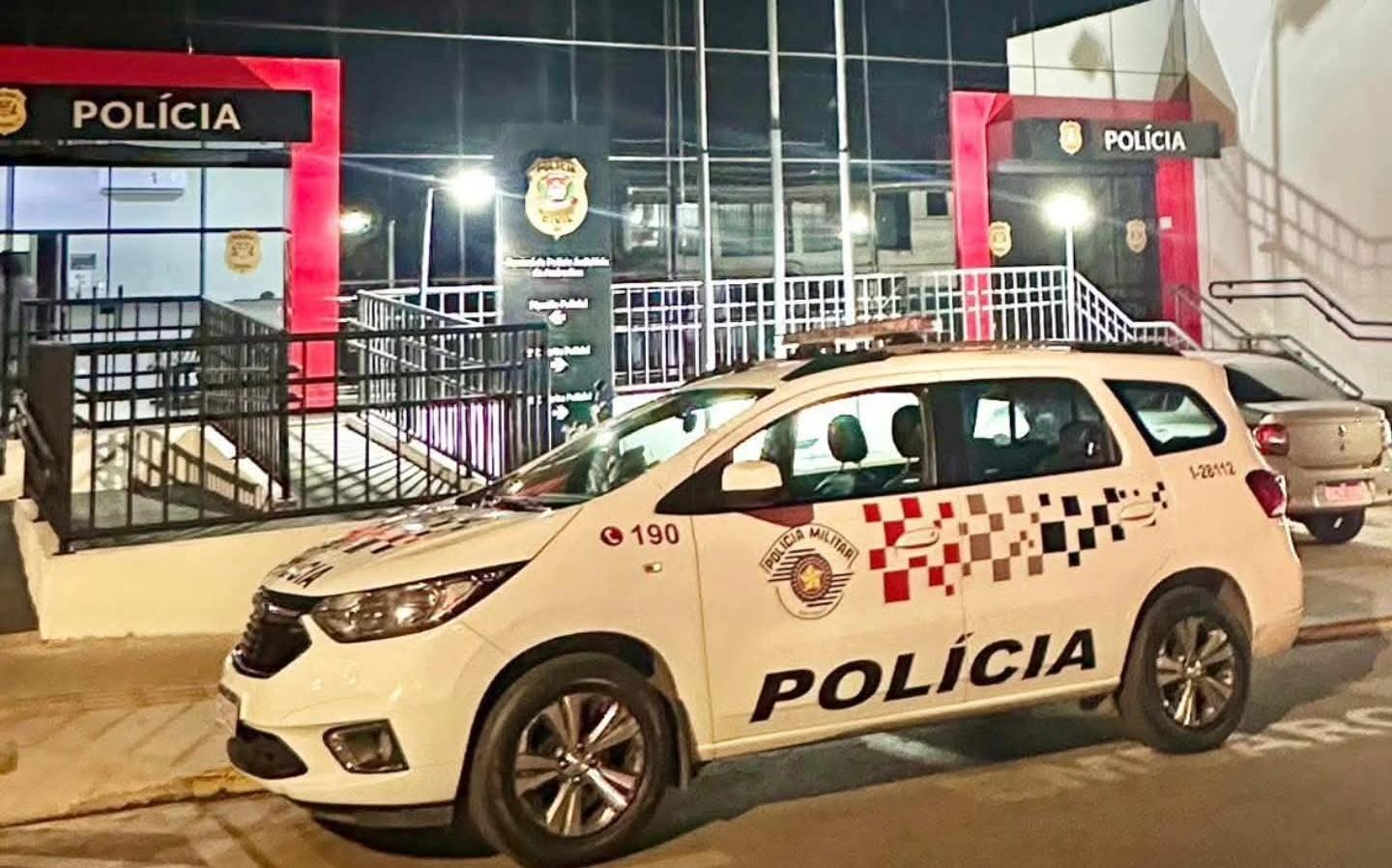 Mulher é presa após esfaquear e deixar pedaço da faca cravada nas costas de homem durante briga amorosa em Andradina (SP)