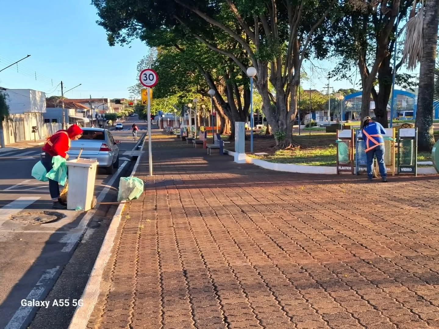 Programa Cidade Acolhedora acorda antes do sol para manter Castilho (SP) limpa e organizada 