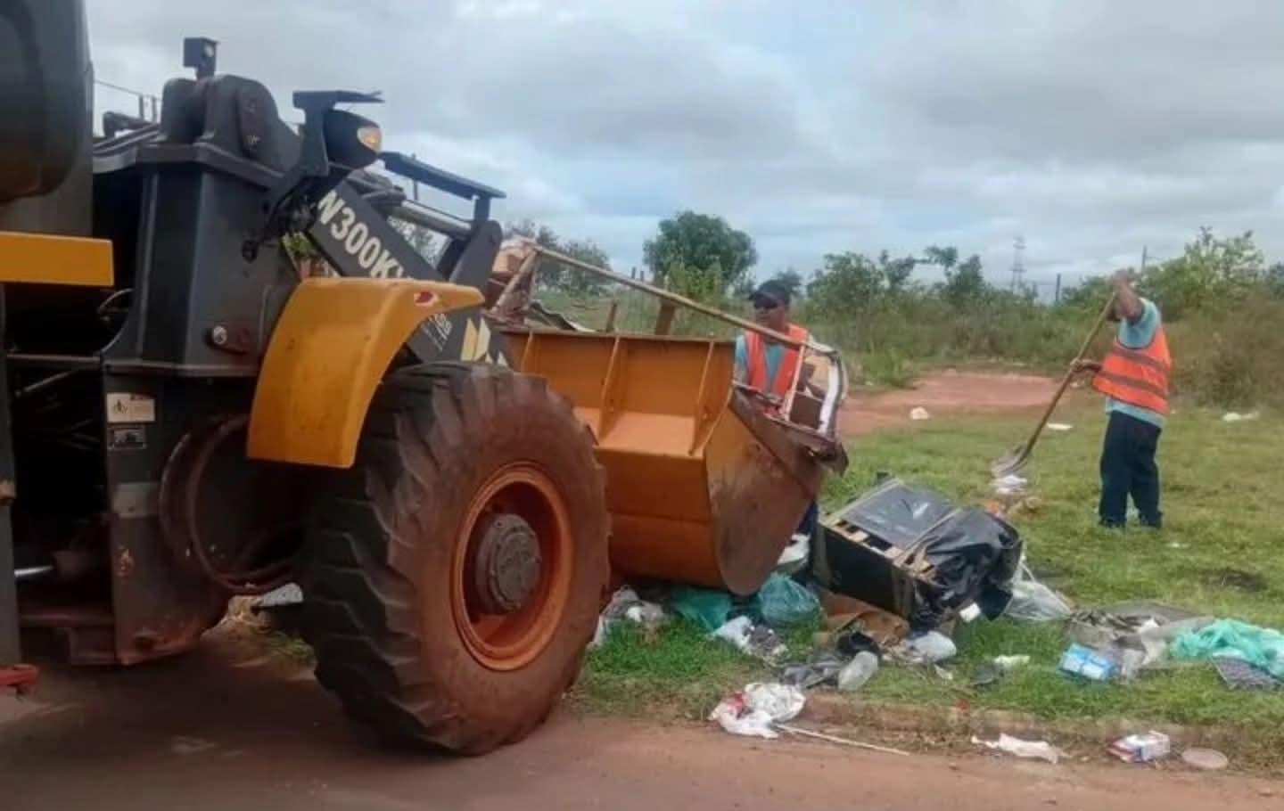 Alguns moradores insistem em jogar lixos domésticos e restos de construções em vias públicas de Castilho (SP)