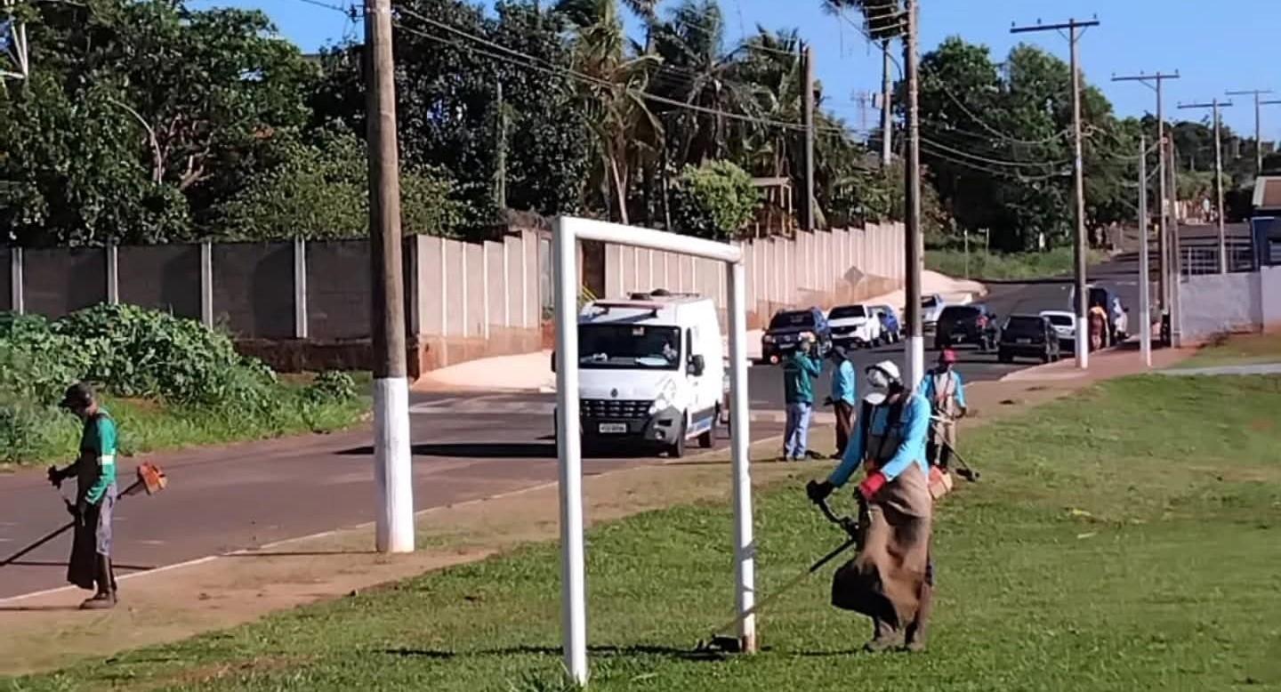Equipe de jardinagem de Castilho (SP) realiza trabalho de manutenção no Laranjeiras