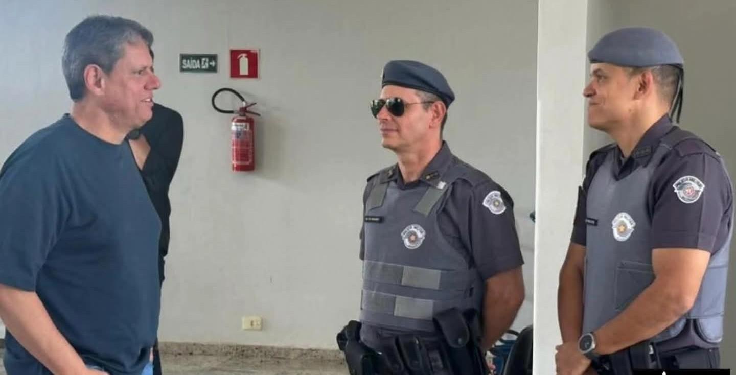 Governador Tarcísio de Freitas é recepcionado pelo comandante do 28º BPM/I em Andradina (SP)