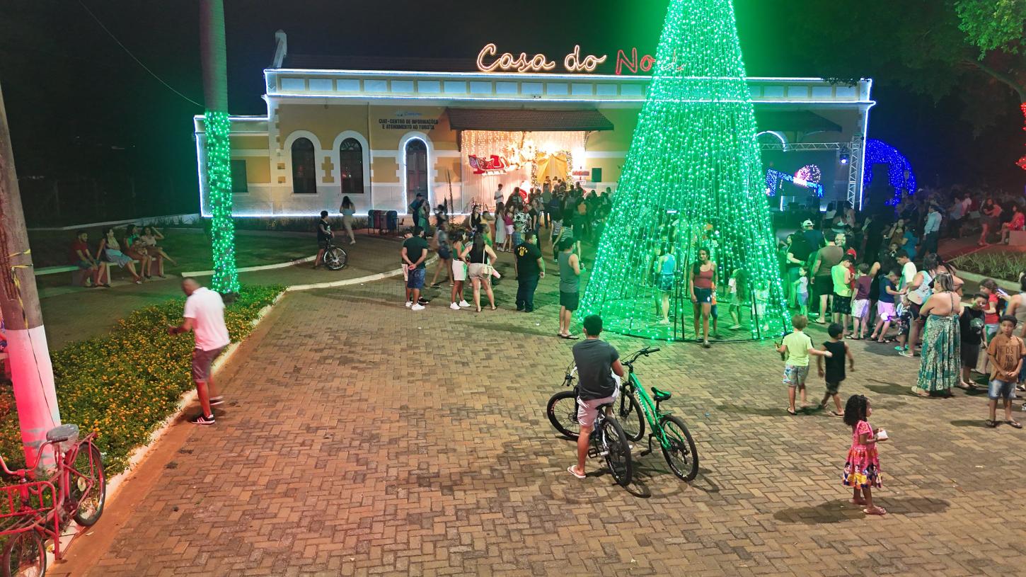 Multidão prestigia a inauguração da Casa do Papai Noel na Estação Ferroviária em Castilho (SP)
