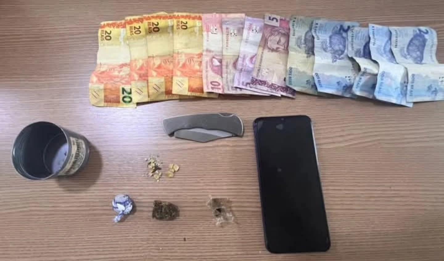 Rocam e Força Tática prendem homem com pedras de crack e dinheiro na rua Aquidauana em Andradina (SP)