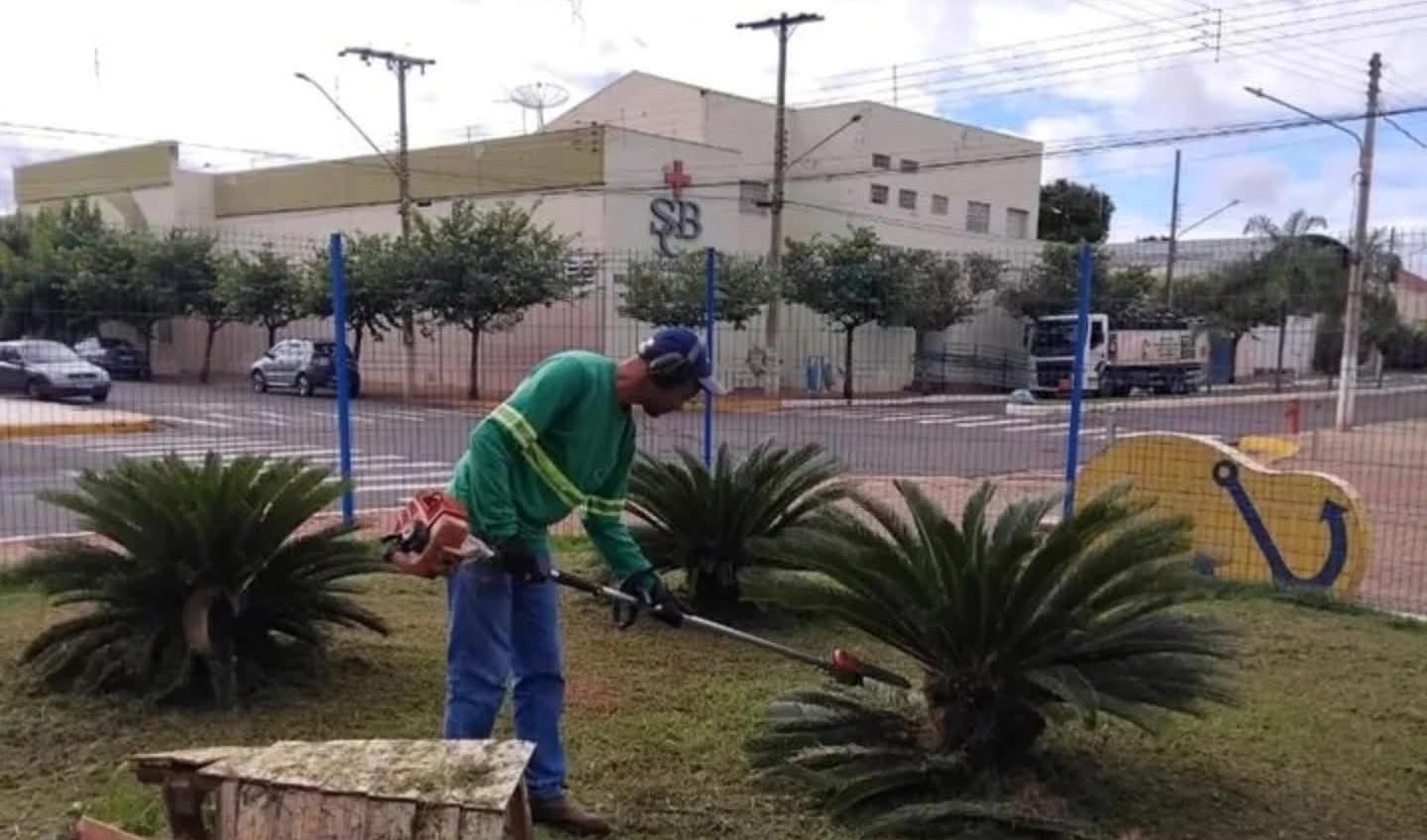 Secretaria de Obras continua intensificando os trabalhos de jardinagem e retirada de entulhos nos bairros em Castilho (SP)